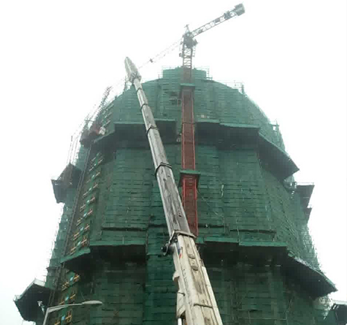 双江吊车在工地上作业